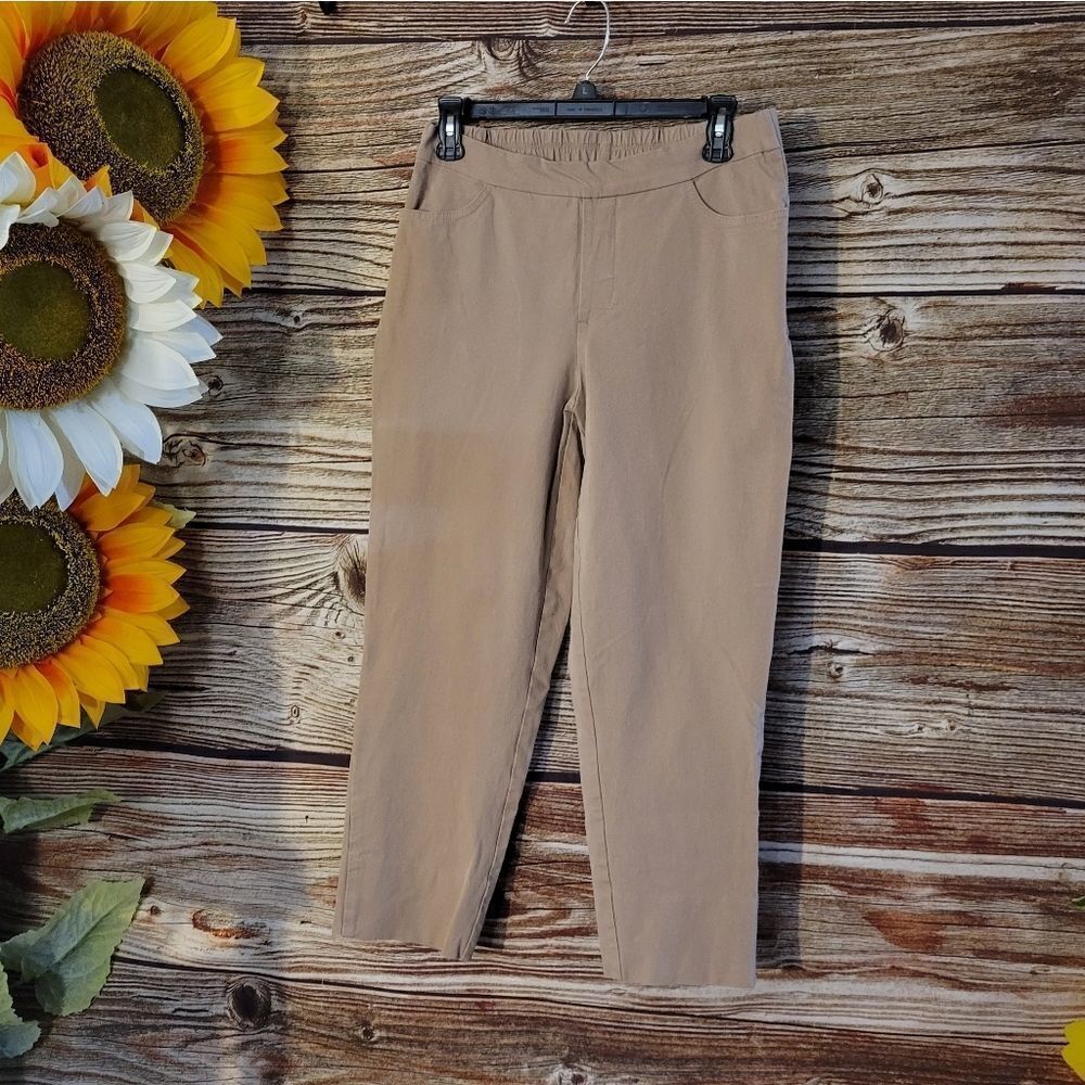 "Isaac Mizrahi live" Woman's capris Size:8 LT Tan Pre-owned